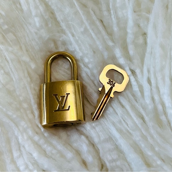 Authentic Louis Vuitton padlock 🔐 necklace - Picture 3 of 5